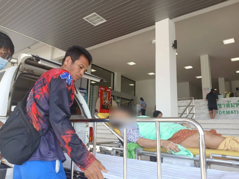 เจ้าหน้าที่กู้ชีพ อบต.ลานบ่า ช่วยเหลือผู้ป่วย หมู่ 6 นำส่งโรงพยาบาลหล่มสัก