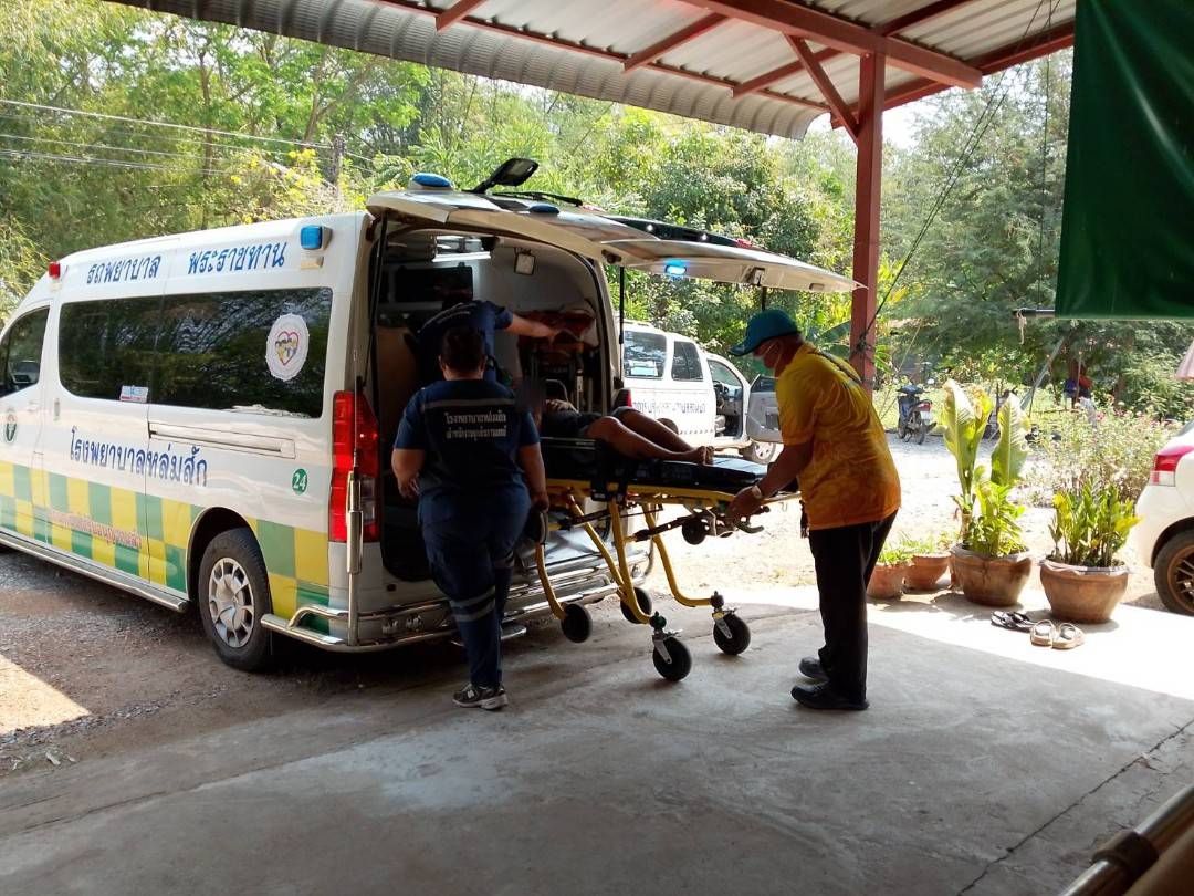 เจ้าหน้าที่กู้ขีพ อบต.ลานบ่า ช่วยเหลือ ผู้ป่วย หมู่ 10 นำส่งโรงพยาบาลหล่มสัก