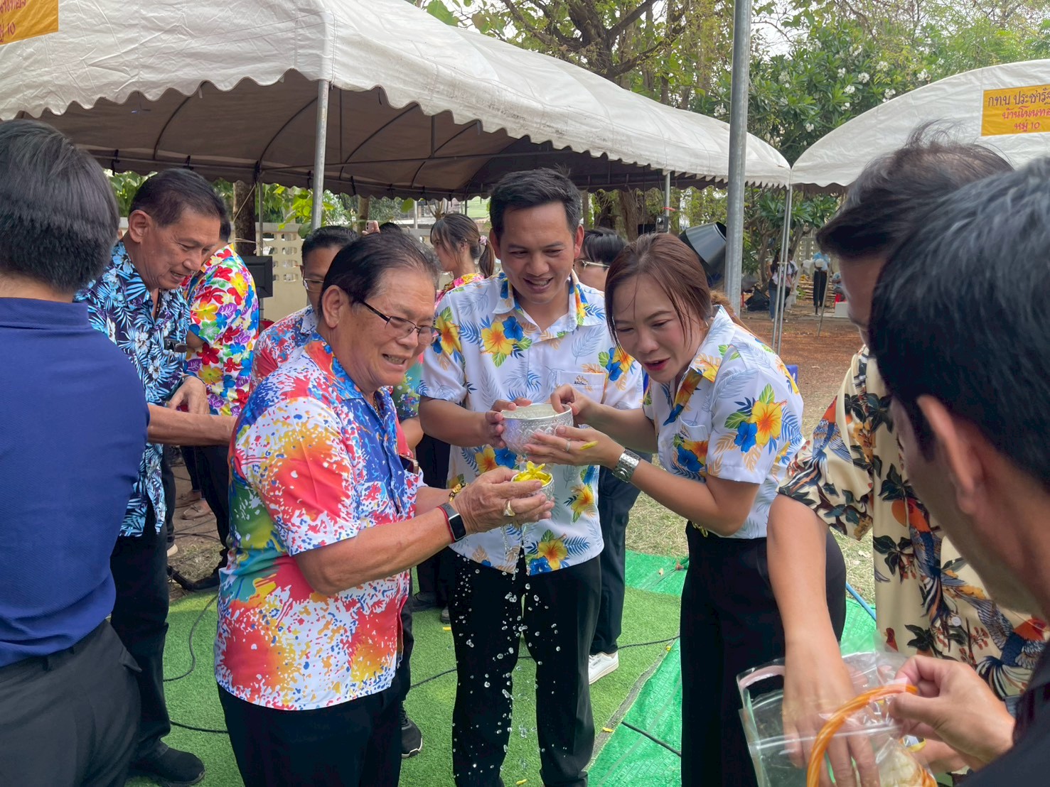 ดร.พีรพัฒน์ วัชรินทรางกูร นายก อบต.ลานบ่า รดน้ำขอพรนายอำเภอหล่มสัก และนายกกิ่งกาชาดฯ เนื่องในเทศกาลสงกรานต์ 2569