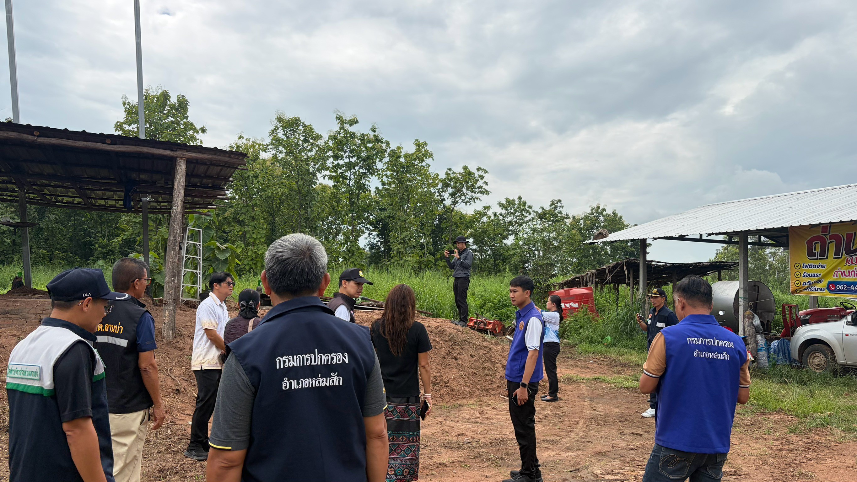 อบต.ลานบ่า บูรณาการฝ่ายปกครองและสาธารณสุข ลงพื้นที่ตรวจสอบเหตุร้องเรียนกลิ่นเหม็นเตาเผาถ่าน หมู่ที่ 4 สั่งหยุดเผาทันทีพร้อมกำหนดปรับปรุงระบบปิดภายใน 60 วัน